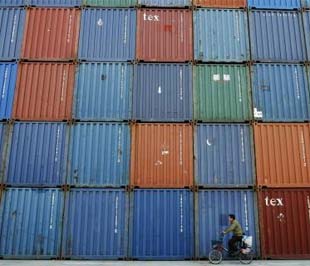 Container xếp tại một cảng biển ở Thượng Hải. Xuất khẩu của Trung Quốc trong tháng trước đã giảm 2,2% so với cùng kỳ năm ngoái - Ảnh: Reuters.