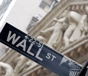 Phố Wall cho rằng, nếu không đãi ngộ như vậy, người tài sẽ bỏ họ mà đi.