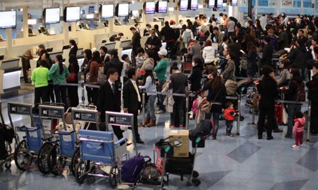 Người dân chờ mua vé máy bay đi bất cứ đâu miễn là ra khỏi Tokyo lúc này.