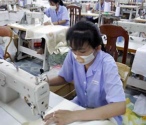 Tại Tp.HCM, thu nhập của lao động trong ngành thương mại dịch vụ có vốn đầu tư nước ngoài gấp gần 1,5 lần lao động cùng ngành đó trong doanh nghiệp nhà nước - Ảnh: Việt Tuấn.