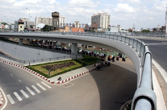 Tỷ trọng đầu tư công năm 2012 dự kiến chiếm khoảng 39,5 - 40,3% tổng vốn đầu tư toàn xã hội, trong khi năm 2011 chiếm 41,7% và giai đoạn 2006 - 2010 lên tới 44,3%.