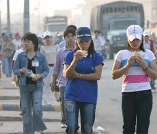 Tình hình làm ăn của doanh nghiệp đang khó khăn, nên tết này, nhiều khả năng mức thưởng Tết cho công nhân sẽ giảm.