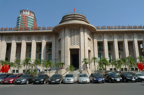 Phía trước trụ sở Ngân hàng Nhà nước tại Hà Nội. Kết quả cuối cùng của cuộc họp không như mong đợi ở tính cụ thể - điều mà thị trường đang chờ đợi.