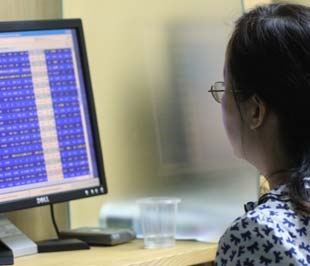 Hành động mua rất mạnh của khối ngoại gần đây khiến thị trường dấy lên lo ngại về mục đích đẩy giá nhằm kéo giá trị tài sản ròng của các quỹ lên trước thời điểm báo cáo quý - Ảnh: Việt Tuấn.