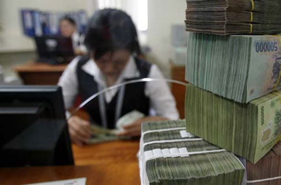 Một tính toán cho thấy, tổng dư nợ của ngân hàng hiện khoảng 1,99 triệu tỉ đồng. 0,75% trích dự phòng chung của dư nợ nói trên là gần 15.000 tỉ đồng - một số vốn không nhỏ để đưa vào sản xuất - kinh doanh - Ảnh: Reuters.
