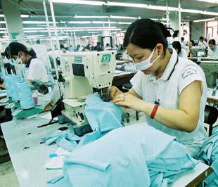 Phần lớn lao động nữ sau khi nghỉ thai sản không có chỗ gửi con để đi làm - Ảnh: Việt Tuấn.