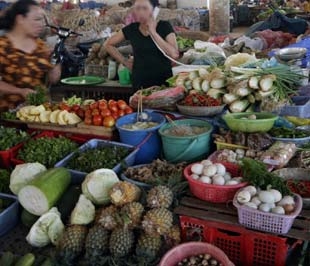 Lượng rau xanh nội địa cung ứng về chợ đã khá dồi dào, giá cũng giảm mạnh.