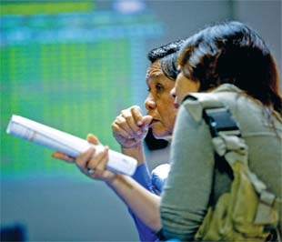 VN-Index lại đứng trước khả năng xuyên mốc 366 điểm - Ảnh: Lê Quang Nhật.