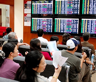 Trong bối cảnh thiếu những thông tin tác động đủ mạnh, những chuyển động trên thị trường chứng khoán thế giới vẫn là một “chỉ báo” quan trọng. Nhà đầu tư đang chờ Phố Wall mở cửa tuần mới sau thông điệp nền kinh tế Mỹ đã kết thúc trạng thái “rơi tự do” - Ảnh: Vnexpress.