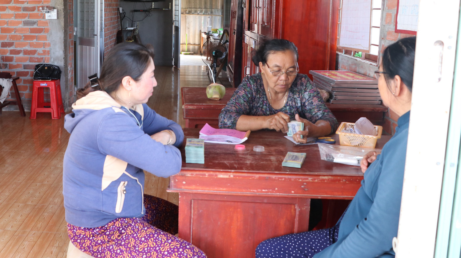 Xã viên Hợp tác xã thuỷ sản Thạnh Lợi nhận tiền bán nghêu tại trụ sở Hợp tác xã - Ảnh: Hồng Hạnh 