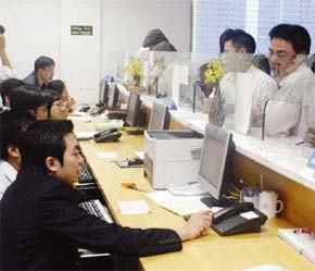 Điều làm nhiều nhà đầu tư lo ngại là các mức khống chế phổ biến dưới 2.000 đồng/cổ phiếu nói chung của những phiên tuần trước đã mở rộng tới 3.000 – 5.000 đồng/cổ phiếu.
