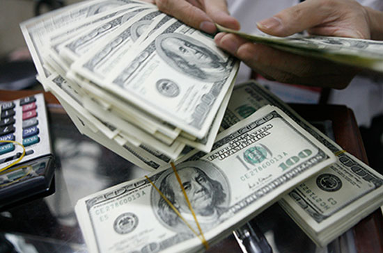 Cùng với Eximbank, thị trường liên tiếp đón nhận thông tin hạ lãi suất huy động USD của nhiều thành viên khác.