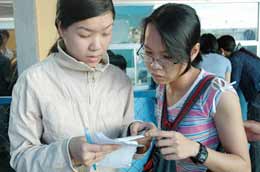 Từ 1/6 đến 15/8, với mỗi giấy báo thi, học sinh sẽ được mua 2 vé giảm giá khứ hồi.