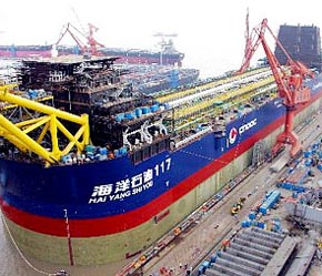 Hạ thủy kho dầu khổng lồ ngày 9/12/2006 tại Thượng Hải.