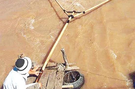 Lưới cá linh trên sông Mê Kông, đoạn bắt đầu chảy vào Việt Nam - Ảnh: Hồ Hùng.