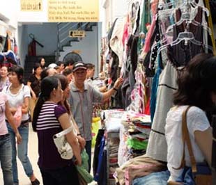 Người tiêu dùng chỉ còn cách... tự bảo vệ? - Ảnh: Việt Tuấn.