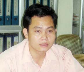 Giám đốc Công ty Cổ phần Thu nợ Phương Đông tại cơ quan công an - Ảnh: TP.