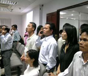 Các nhà đầu tư theo dõi diễn biến trên sàn - Ảnh: LĐ.