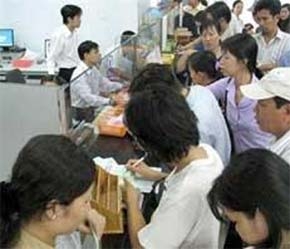 Một lượng tiền rất lớn có thể đổ vào thị trường trong những tháng cuối năm - Ảnh: LĐ.