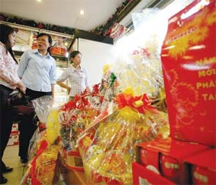 Chiến dịch "dùng hàng Việt" nếu chỉ dừng lại trong khẩu hiệu, cổ súy người dân dùng hàng nội địa, thì e rằng cũng sẽ đi theo vết xe đổ của chương trình "Người Việt dùng hàng Việt" trước đây mà thôi.