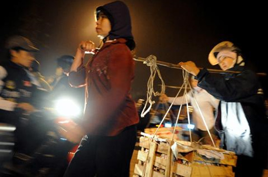 Người lao động nghèo sẽ chịu nhiều thiệt thòi khi lạm phát tiếp tục tăng cao - Ảnh: Hoàng Hà.