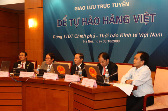 Các vị khách mời tại cuộc giao lưu trực tuyến - Ảnh: Việt Anh.