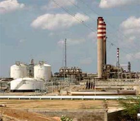 Một nhà máy lọc dầu ở Venezuela.