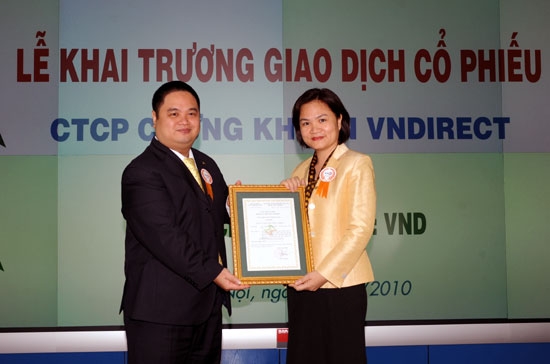 Lãnh đạo HNX trao giấy chứng nhận đăng ký niêm yết cho VNDirect.