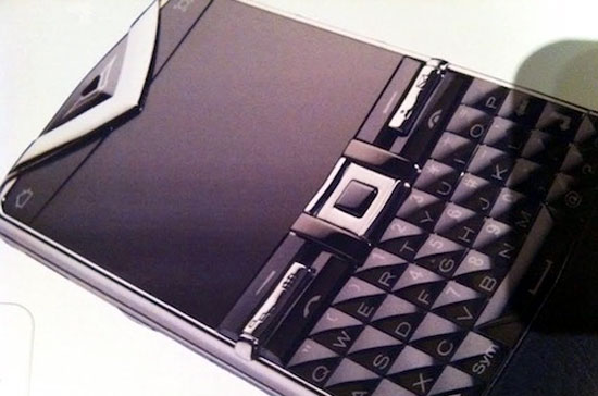 Mẫu Vertu mới có bàn phím QWERTY đầy đủ - Ảnh: Vertu/Engadget.