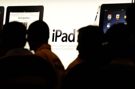 Người hâm mộ iPad xếp hàng ngoài cửa hàng Apple ở Carugate, ngoại ô thành phố Milan, Italy - Ảnh: Getty.