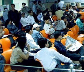Diễn biến thị trường chứng khoán 6 tháng đầu năm được chia thành hai phân đoạn khá rõ rệt: Từ đầu năm đến nửa đầu tháng 3 với sự sôi động chưa từng có và nửa còn lại trong hướng điều chỉnh là chủ yếu - Ảnh: Việt Tuấn.