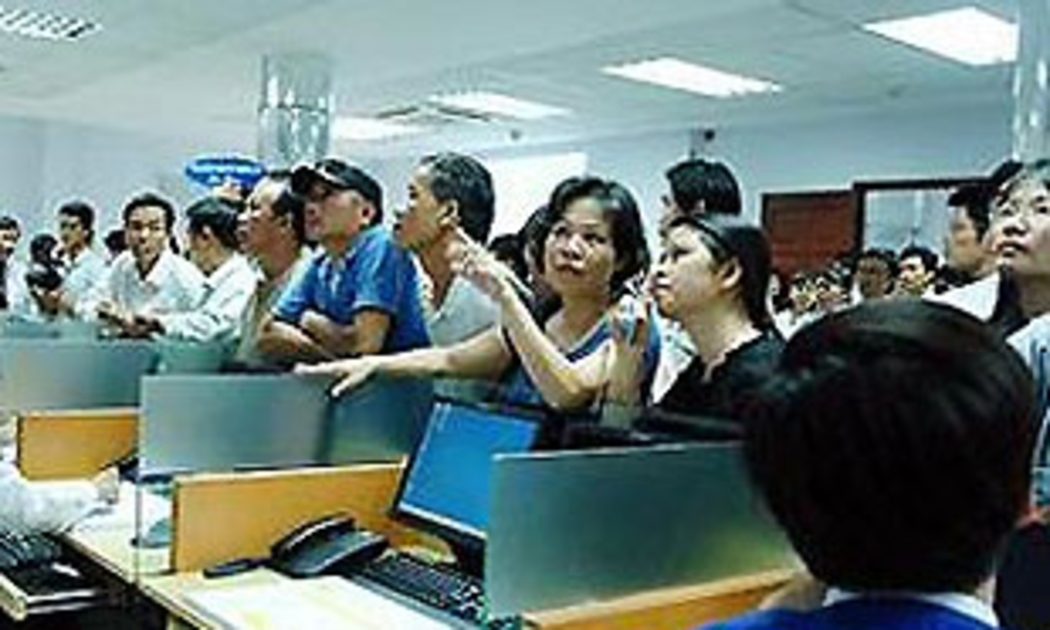 Các tổ chức tín dụng muốn lập sàn giao dịch vàng vẫn phải chờ hướng dẫn cụ thể của Ngân hàng Nhà nước.