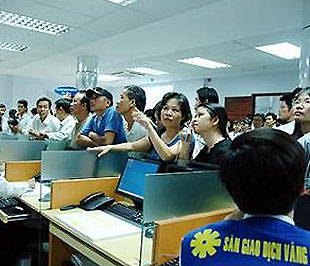 Các tổ chức tín dụng muốn lập sàn giao dịch vàng vẫn phải chờ hướng dẫn cụ thể của Ngân hàng Nhà nước.