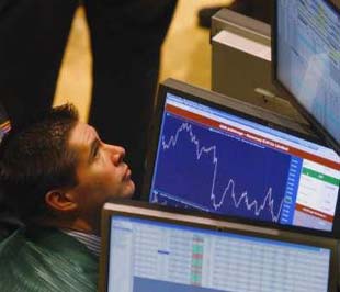 Chứng khoán Mỹ trong ngày giao dịch hôm thứ Năm đã đảo chiều và giảm hơn 2% - Ảnh: Reuters.