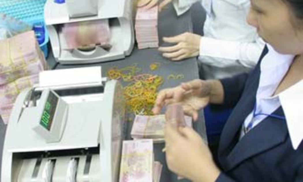 Chỉ trong một ngày, lãi suất huy động VND trên thị trường ngân hàng liên tục nhảy lên những mức cao mới; có trường hợp các quyết định điều chỉnh chỉ cách nhau vẻn vẹn một ngày - Ảnh: Việt Tuấn.