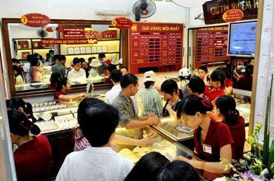 Nhìn lại thị trường vàng và tỷ giá từ tháng 8 đến nay, qua từng giai đoạn, có thể thấy vàng có sự liên thông chặt chẽ đến tỷ giá. 