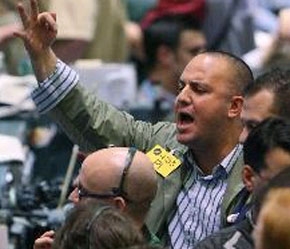 Một nhà đầu tư dầu kỳ hạn tại Sở Giao dịch hàng hóa New York (NYMEX) ngày 2/1/2008.