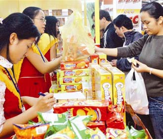 ESCAP cảnh báo, dòng vốn đầu tư mạnh sẽ tiếp tục khoét sâu vào “bức tường” chính sách chống lạm phát của Chính phủ Việt Nam.