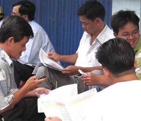 “Nghiền ngẫm” thông tin chứng khoán - Ảnh: TT.