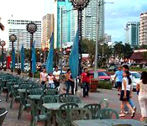 Một góc đại lộ Roxas, Manila, Philippines.