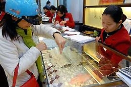 So với giá vàng thế giới quy đổi, giá vàng trong nước hiện vẫn đứng cao hơn khoảng 600.000 đồng/lượng.