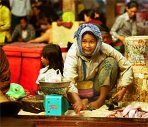 Tại một khu chợ ở Campuchia - Ảnh: Donna Todd.