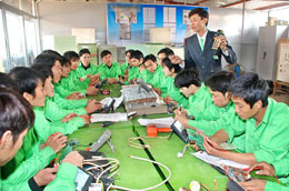 Đào tạo nghề cho người có nhu cầu đi làm việc ở nước ngoài.