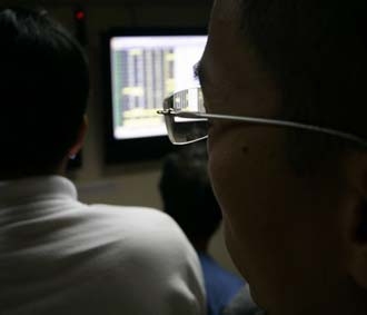 Nếu phương án cho vay đầu tư chứng khoán theo hạn mức từ 15% đến 20% vốn điều lệ nói trên, rất có khả năng dòng vốn lại bị thu hẹp hơn với những ngân hàng có tổng dư nợ lớn, trái với mong đợi của nhà đầu tư trong suốt thời gian qua. Nhưng với những ngân hàng có tổng dư nợ thấp, vốn điều lệ cao thì khả năng cấp vốn có thể cao hơn - Ảnh: Việt Tuấn.