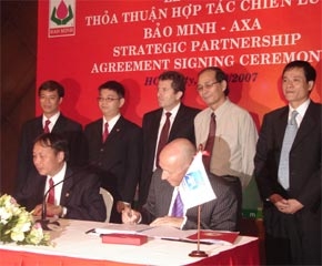 Trung tuần tháng 9 vừa qua, tập đoàn bảo hiểm AXA của Pháp đã hợp tác chiến lược với Tổng công ty Cổ phần Bảo Minh bằng việc sở hữu 16,6% cổ phần của Bảo Minh. Trong ảnh là lễ ký thỏa thuận hợp tác giữa hai doanh nghiệp này - Ảnh: Tú Uyên.