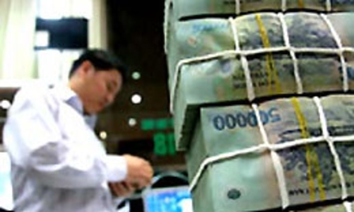 Lãi suất bình quân qua đêm lên tới gần 13%/năm