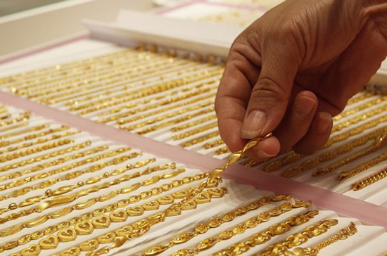 Vàng trượt giá mạnh khi các nhà đầu tư lớn bán tháo - Ảnh: Reuters.