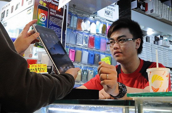 Người tiêu dùng khắp nơi háo hức chờ đón iPad - Ảnh: Getty.