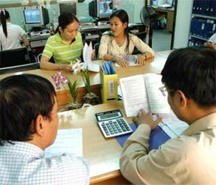 Cán bộ thuế hướng dẫn khai thuế thu nhập cá nhân tại Cục Thuế Tp.HCM - Ảnh: TT.
