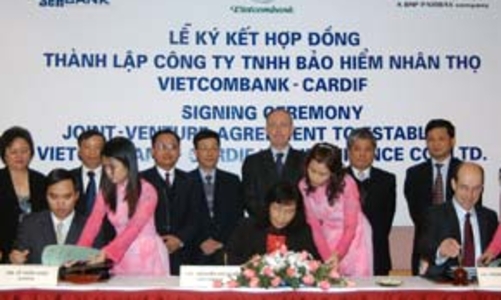 Hai ngân hàng đầu tiên làm bảo hiểm nhân thọ